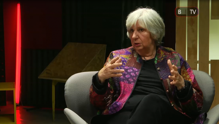 Lucila Pagliai conversando en un estudio de televisión.
